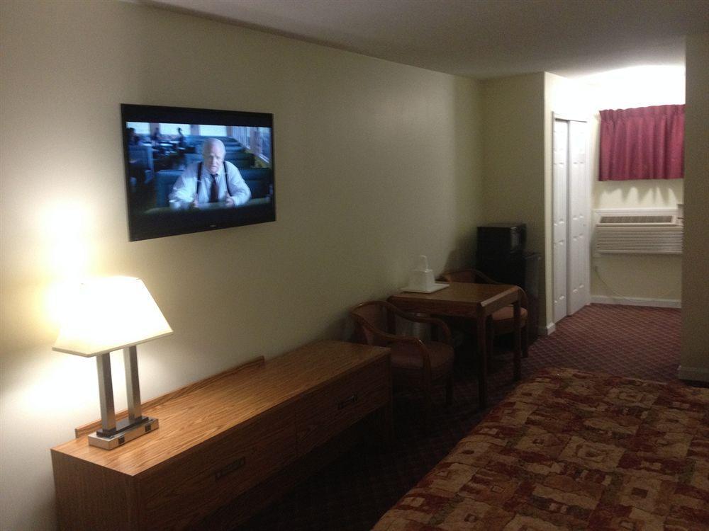Rodeway Inn Groton Buitenkant foto